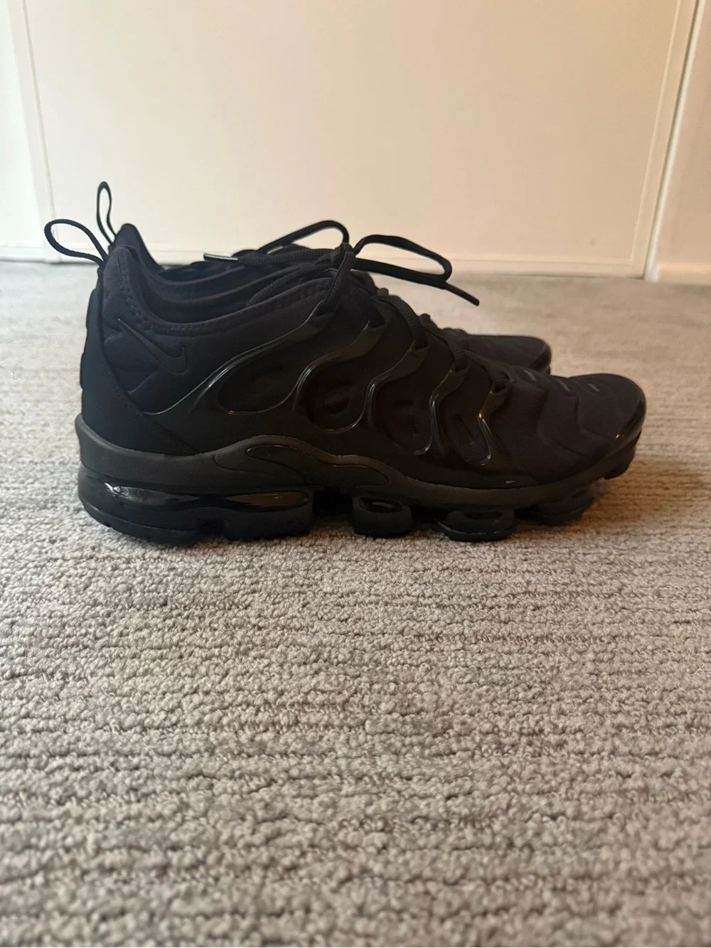 Nike Men's Black Low-Top Air-Style Sneakers